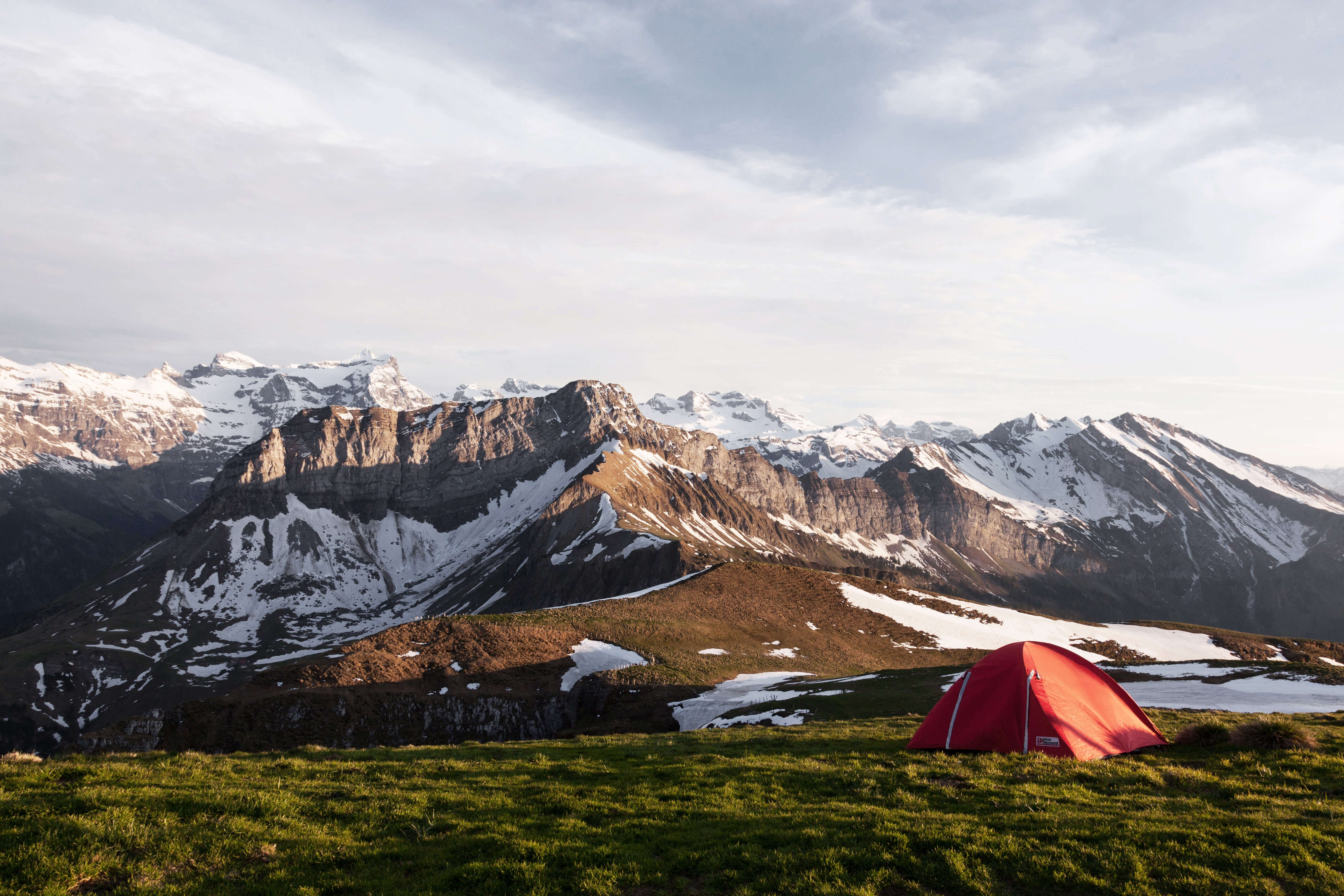 camping-montanas-nieve-casa-de-campana-alexjumper